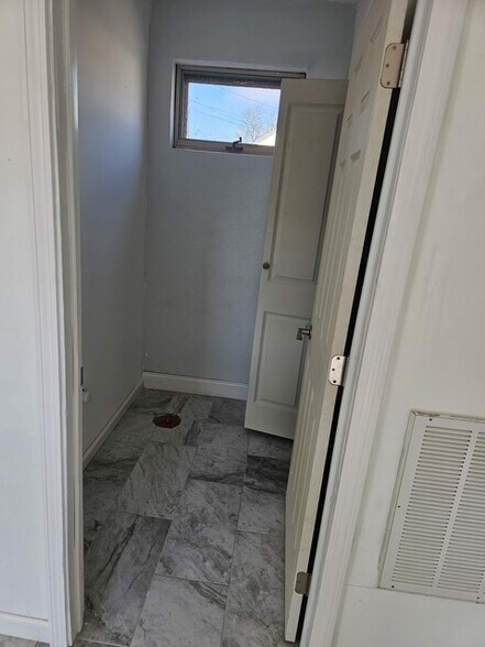 350 Farmington Ave, Plainville, CT à vendre - Photo intérieure - Image 2 de 11
