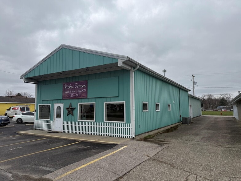611 S Huntington St, Syracuse, IN for sale - Building Photo - Image 2 of 6
