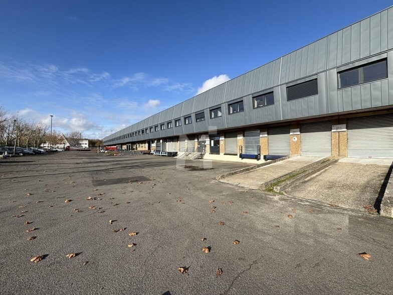 Flex in Villejust for lease - Building Photo - Image 2 of 6