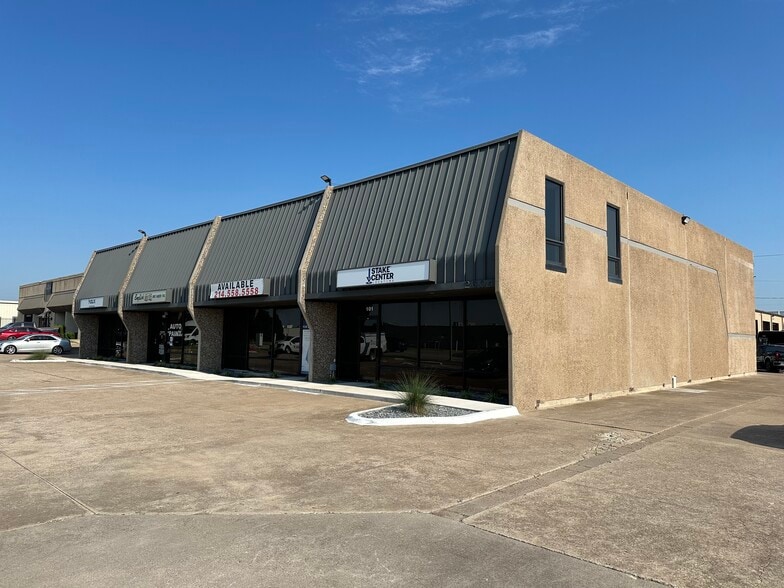 2604 W Marshall Dr, Grand Prairie, TX for lease - Building Photo - Image 3 of 5