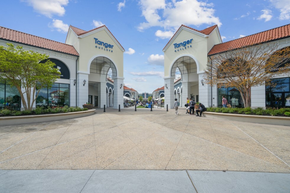 152 The Arches Cir, Deer Park, NY for lease Primary Photo- Image 1 of 9