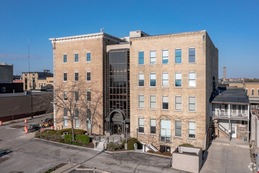 245 Main St, Racine, WI à louer - Photo du bâtiment - Image 3 de 7