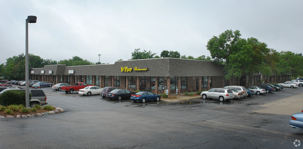 7501 N University St, Peoria, IL for lease - Building Photo - Image 1 of 28