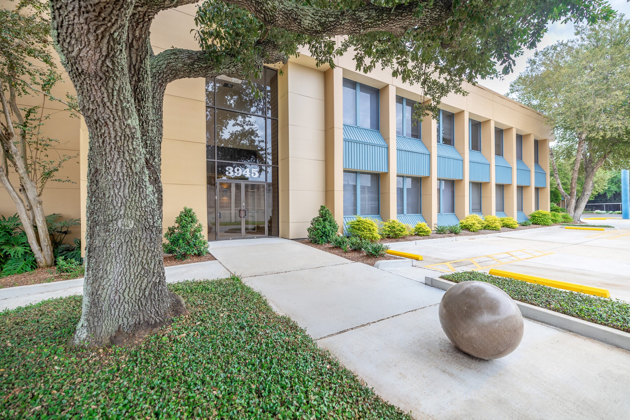 3945 N I-10 Service Rd, Metairie, LA for lease Building Photo- Image 1 of 9