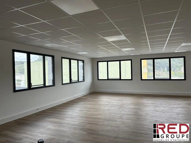 Office in Éguilles for lease - Interior Photo - Image 2 of 3