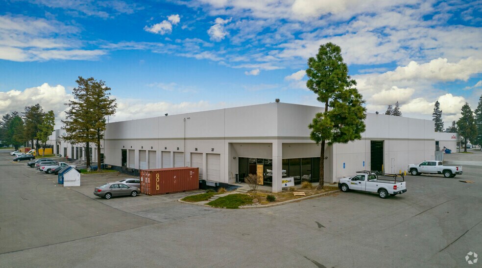 400-430 E Trimble Rd, San Jose, CA for lease - Primary Photo - Image 1 of 5