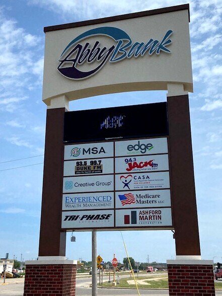 1500 N Casaloma Dr, Appleton, WI à louer - Photo du bâtiment - Image 2 de 10