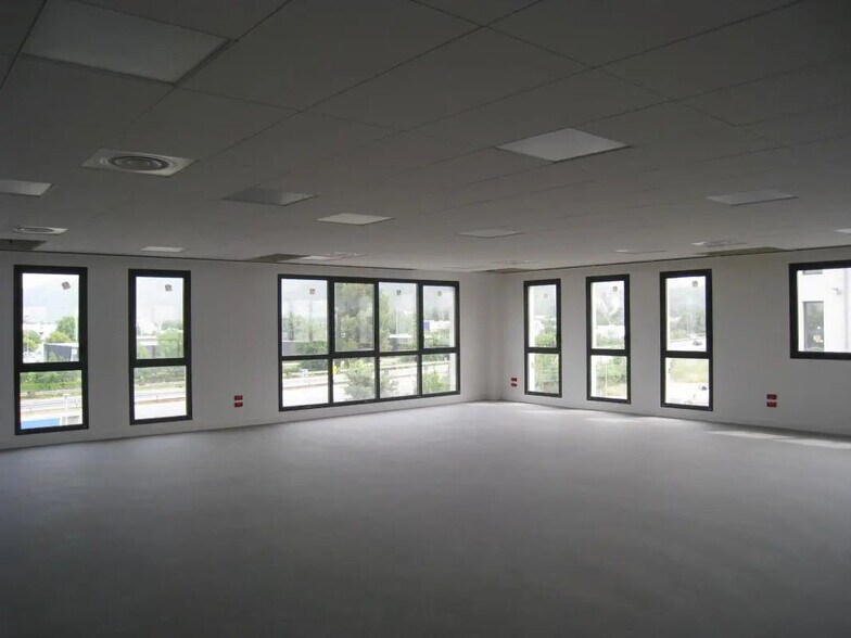 Office in Aubagne for lease - Interior Photo - Image 2 of 6