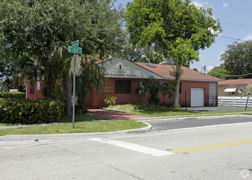 21 NE 168th St, North Miami Beach, FL à vendre - Photo du bâtiment - Image 2 de 7