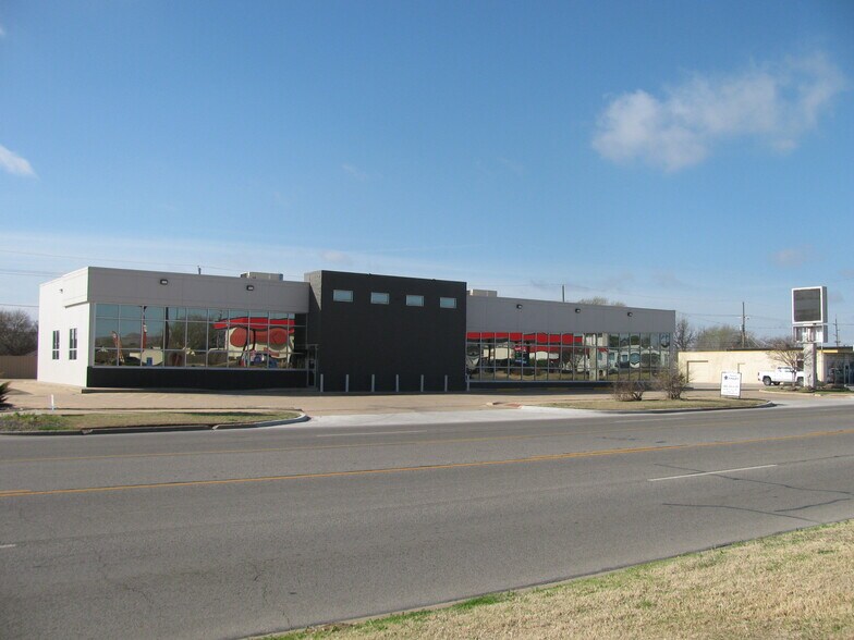 6416 NW Cache Rd, Lawton, OK à louer - Photo du bâtiment - Image 1 de 2