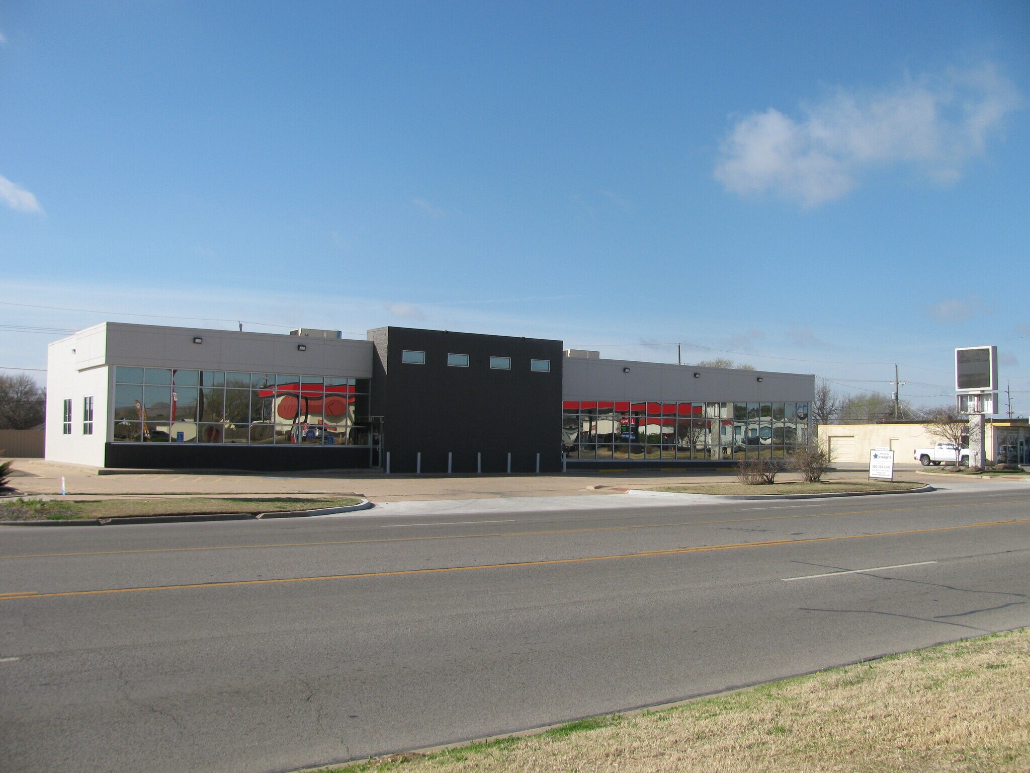 6416 NW Cache Rd, Lawton, OK à louer Photo du bâtiment- Image 1 de 3