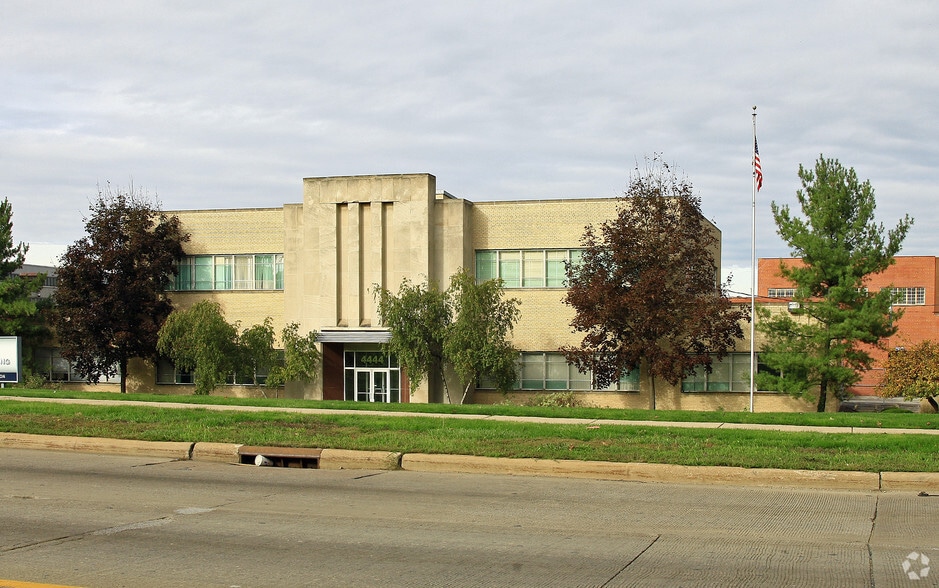 4444 Lee Rd, Cleveland, OH for lease - Primary Photo - Image 1 of 5