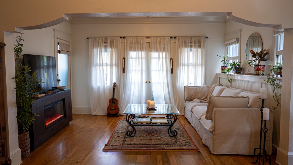 219 Redondo Ave, Long Beach, CA à vendre - Photo du bâtiment - Image 2 de 19