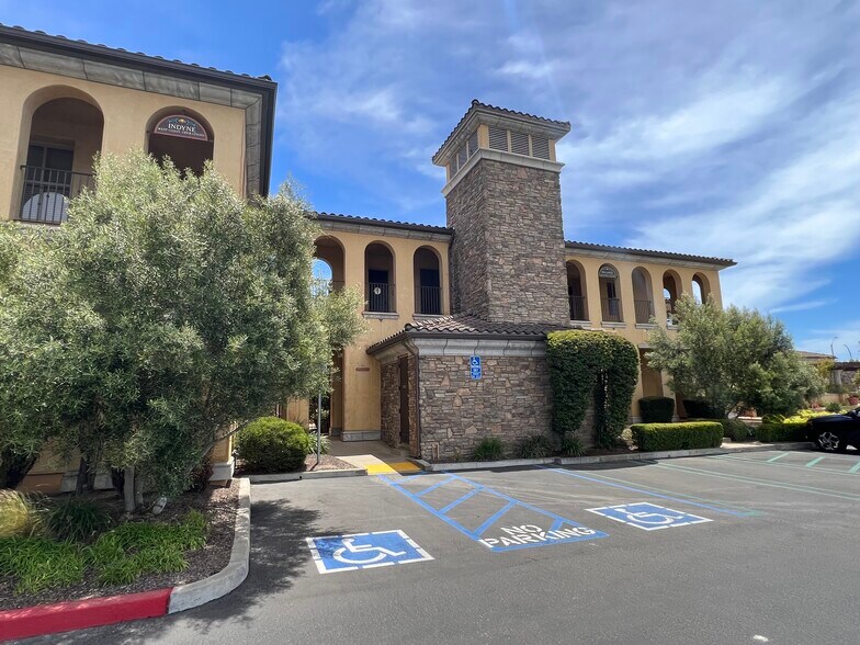 411-421 E Betteravia Rd, Santa Maria, CA à louer - Photo du bâtiment - Image 2 de 11