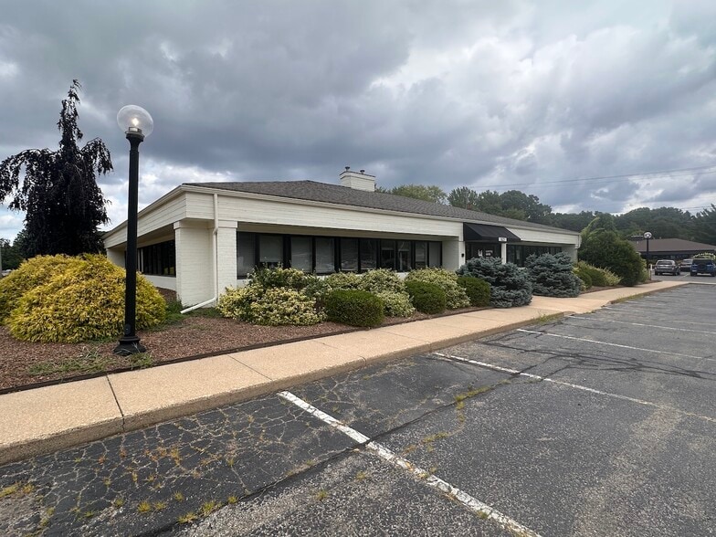 1621 44th St SW, Grand Rapids, MI for sale - Building Photo - Image 3 of 37