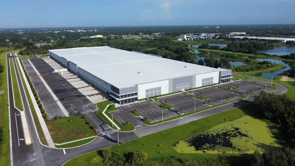 2727 Henderson Way, Plant City, FL à louer - Photo du bâtiment - Image 1 de 1