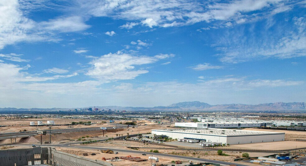 5011 E. Tropical, North Las Vegas, NV à vendre - Photo du bâtiment - Image 2 de 5