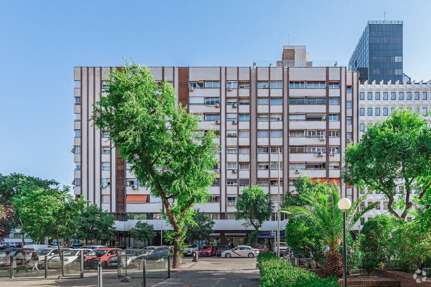 Calle de Francisco Gervás, 12, Madrid, Madrid for lease - Building Photo - Image 1 of 3