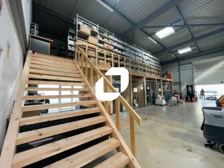 Office in Le Haillan for lease - Interior Photo - Image 2 of 9