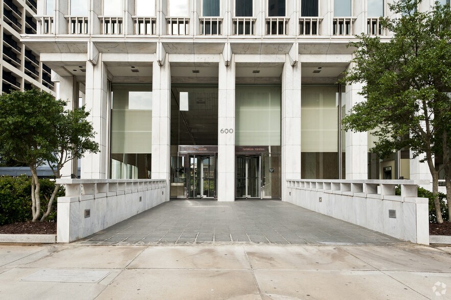 600 W Peachtree St NW, Atlanta, GA à louer - Photo du bâtiment - Image 2 de 4