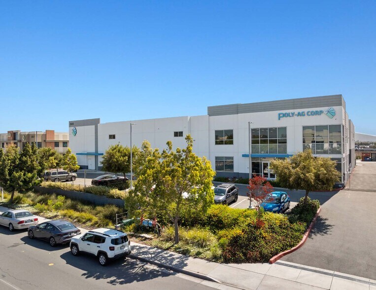 2335 Siempre Viva Ct, San Diego, CA à vendre - Photo du bâtiment - Image 3 de 31