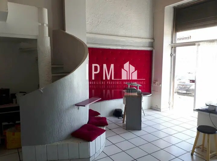 Retail in Marseille for lease - Interior Photo - Image 2 of 6