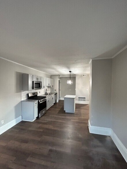 834 Sherman St SE, Grand Rapids, MI à vendre - Photo du bâtiment - Image 2 de 9