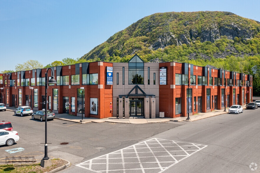 370-380 Boul Sir-Wilfrid-Laurier, Mont-St-Hilaire, QC à louer - Photo du bâtiment - Image 1 de 4