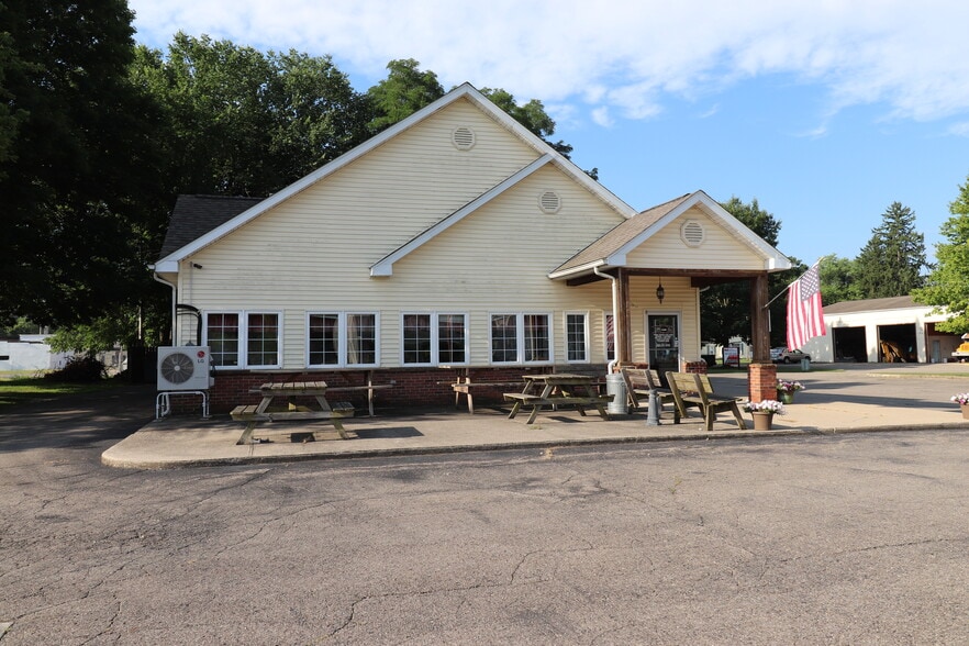 111 W Michigan Ave, Augusta, MI à vendre - Photo du bâtiment - Image 2 de 18