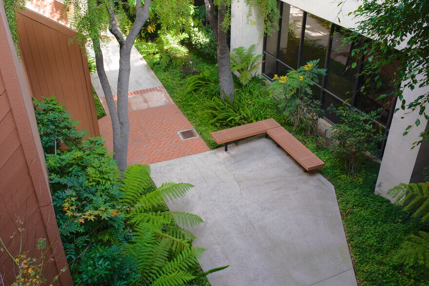 255 Maple Ct, Ventura, CA à vendre - Photo du bâtiment - Image 3 de 6