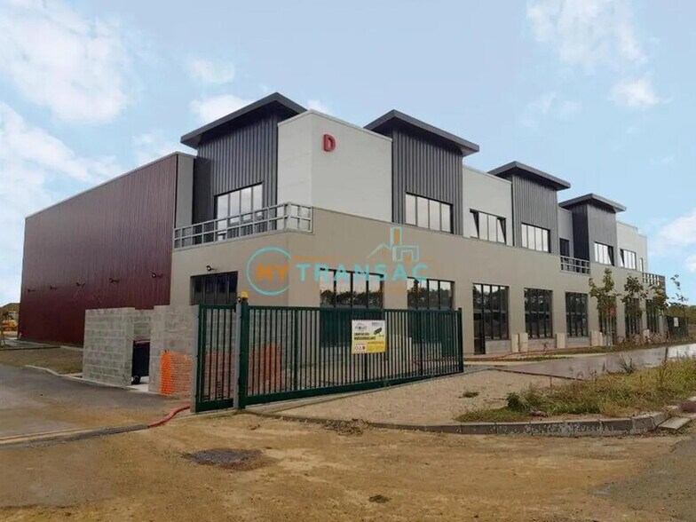 Flex in Saint-Pierre-du-Perray for sale - Building Photo - Image 1 of 15