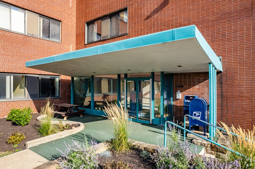 2121 Noblestown Rd, Pittsburgh, PA à louer - Photo du bâtiment - Image 3 de 13