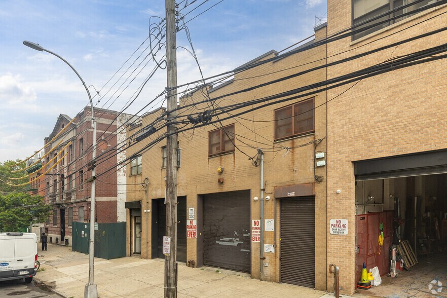 3858 11th St, Long Island City, NY à louer - Photo du bâtiment - Image 3 de 5