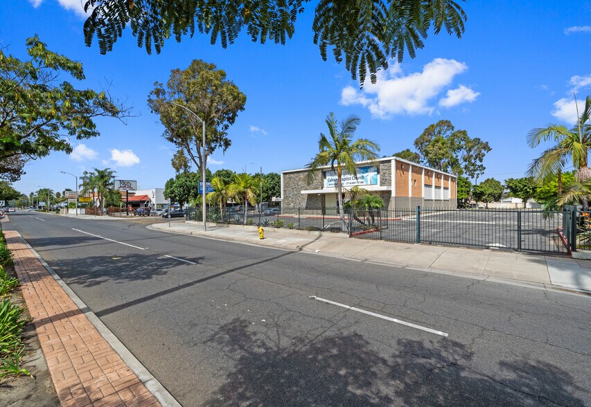 2231 W Lincoln Ave, Anaheim, CA à vendre - Photo du bâtiment - Image 2 de 11