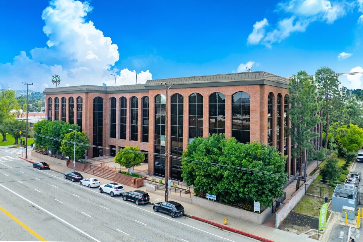15315 Magnolia Blvd, Sherman Oaks, CA for lease Building Photo- Image 1 of 8