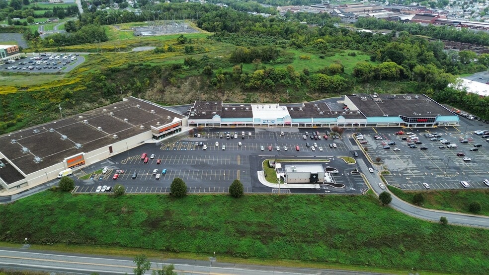 301-331 W Freedom Ave, Burnham, PA for lease - Building Photo - Image 3 of 7