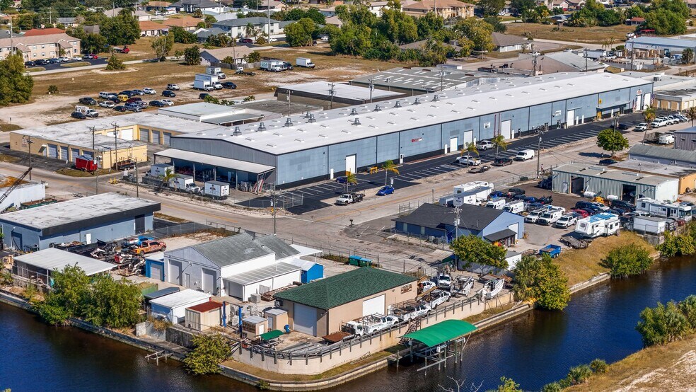 847-905 SE 9th Ter, Cape Coral, FL à louer - Photo du bâtiment - Image 3 de 7