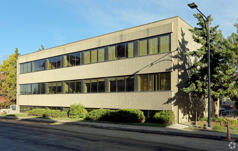 12120 106th Ave NW, Edmonton, AB à vendre - Photo du bâtiment - Image 2 de 3