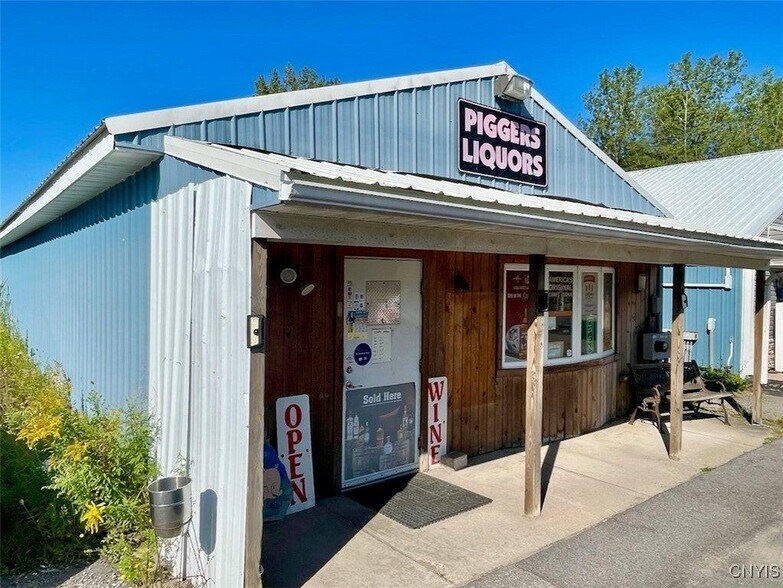 5676 State Route 104, Oswego, NY à vendre - Photo du bâtiment - Image 3 de 7