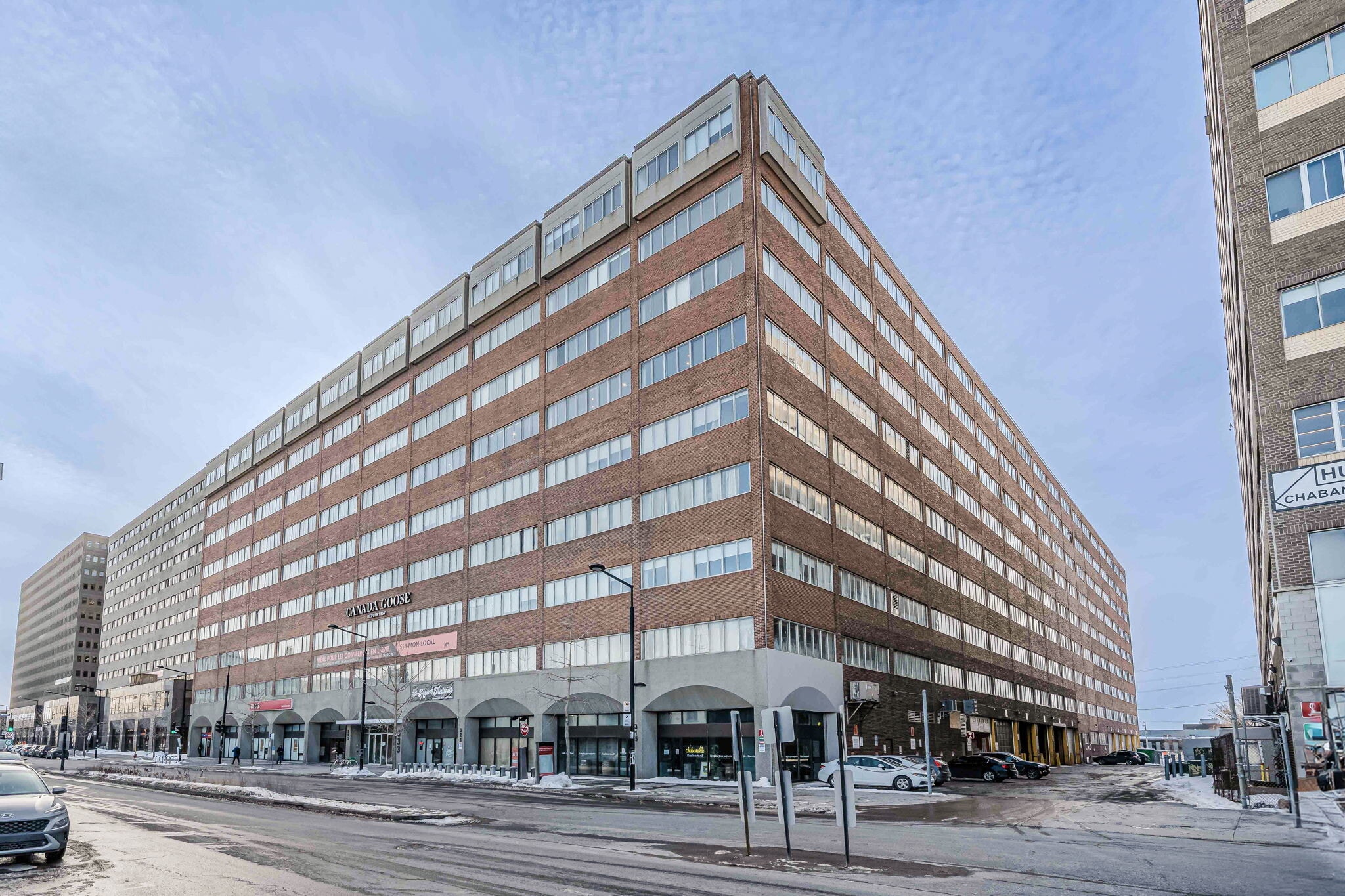 323-355 Rue Chabanel O, Montréal, QC à louer Photo principale- Image 1 de 17