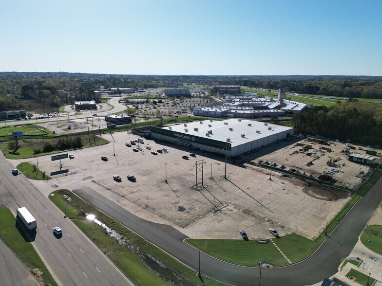 717 Highway 80 E, Pearl, MS à louer - Photo du bâtiment - Image 2 de 6