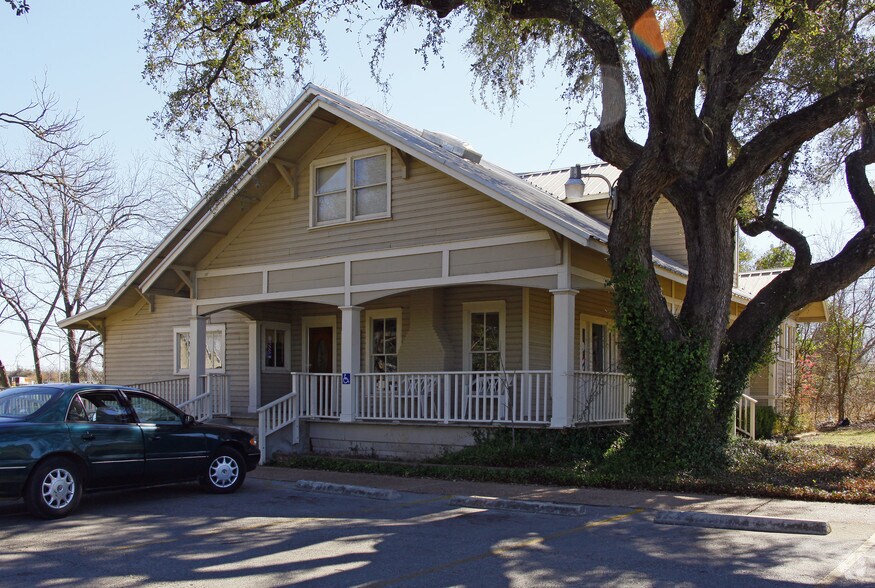 2401 Hunter Rd, San Marcos, TX à louer - Photo du bâtiment - Image 3 de 5