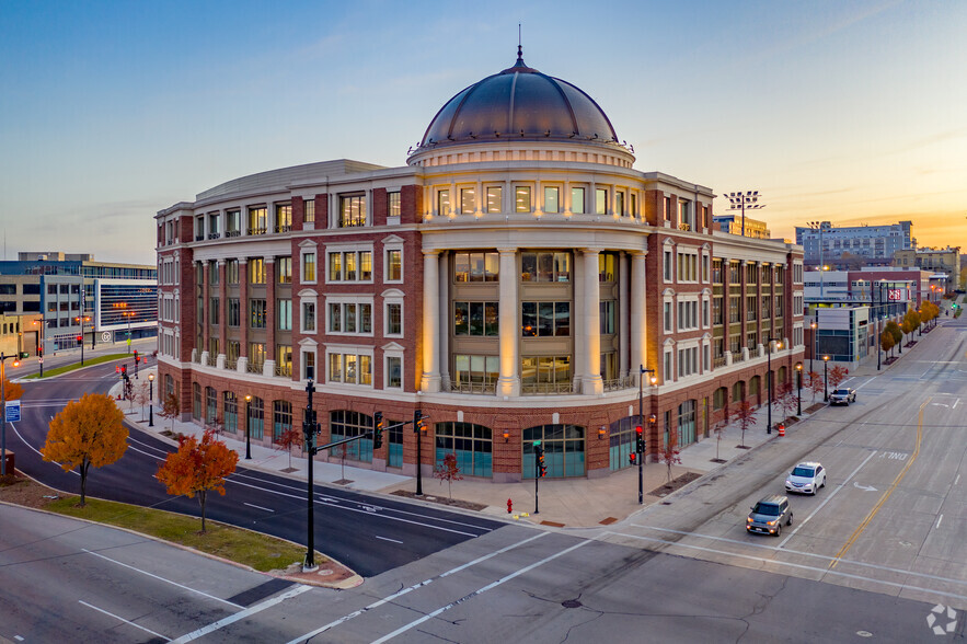 1400 N Water St, Milwaukee, WI à louer - Photo du bâtiment - Image 1 de 8