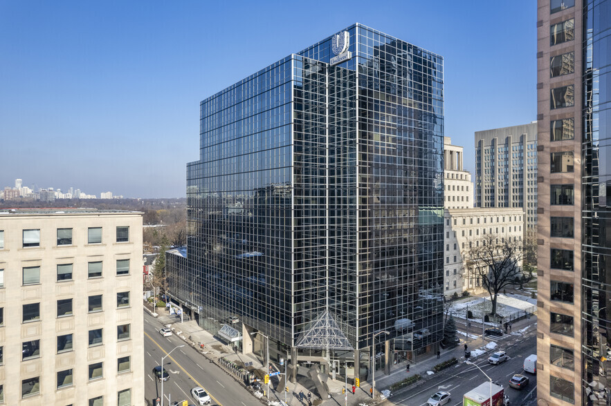 160 Bloor St E, Toronto, ON à louer - Photo du bâtiment - Image 1 de 3