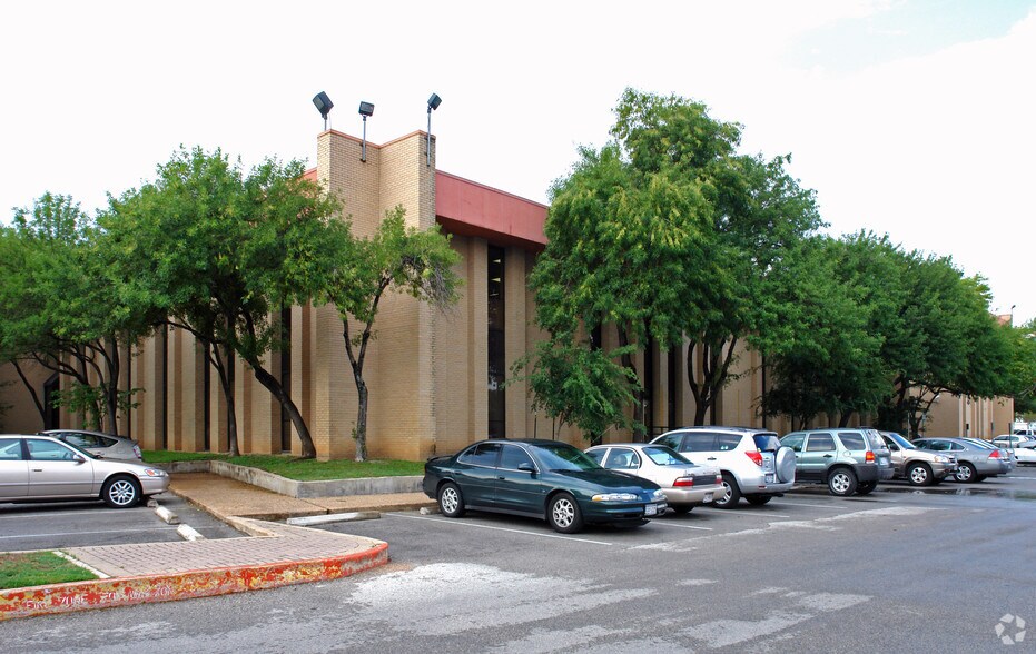 118 E Riverside Dr, Austin, TX à louer - Photo du bâtiment - Image 3 de 9