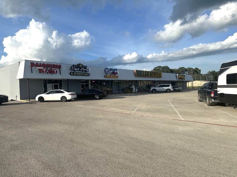 1404 Walnut St, Columbus, TX for lease - Building Photo - Image 2 of 6