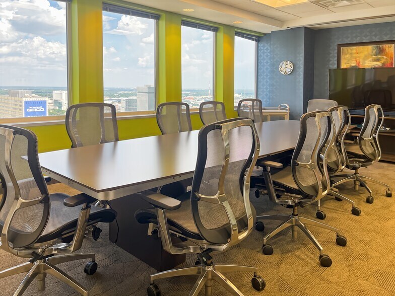 325 N Saint Paul St, Dallas, TX à louer - Photo intérieure - Image 3 de 14