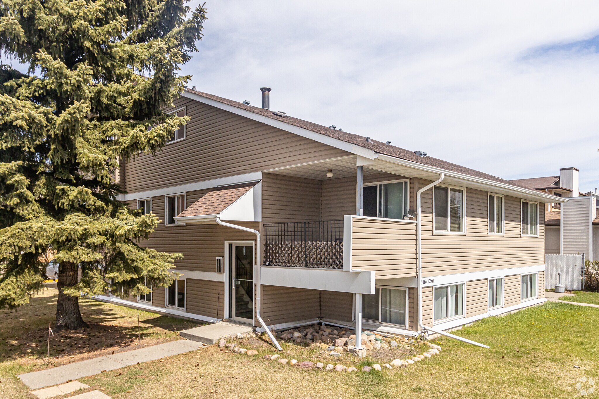 6516 12 Av NW, Edmonton, AB for sale Primary Photo- Image 1 of 1