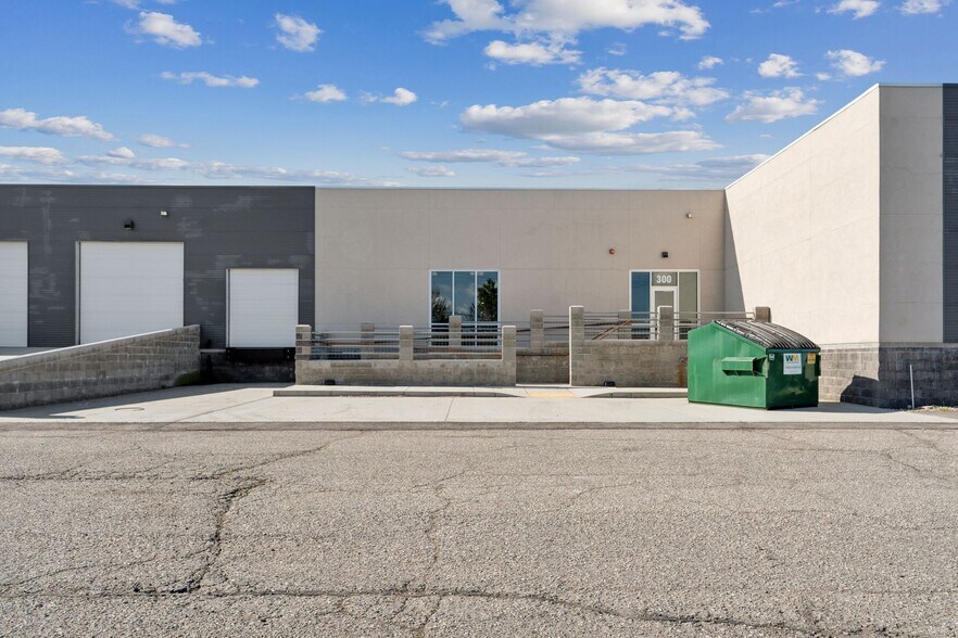 999 W 1500 S, Woods Cross, UT à louer - Photo du bâtiment - Image 1 de 14