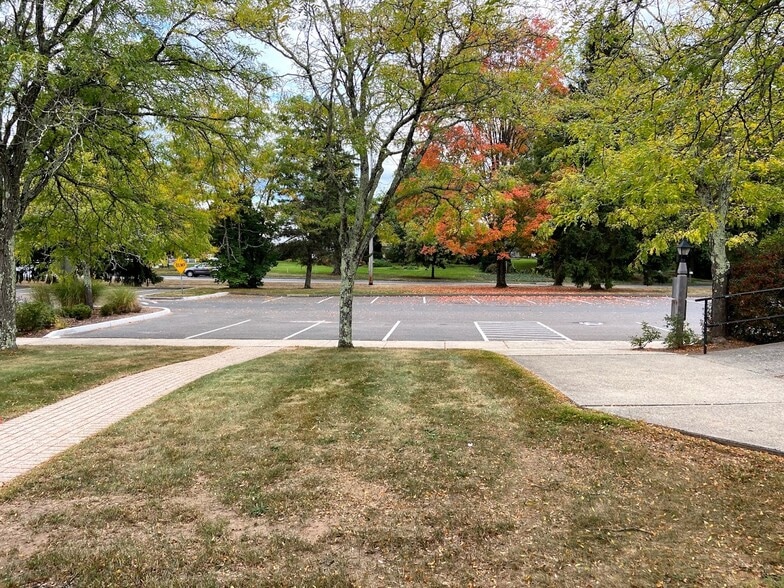 395 W Avon Rd, Avon, CT for lease - Building Photo - Image 3 of 4